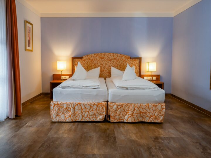 Komfort-Zimmer mit Doppelbett im Hotel Geiger am Hopfensee